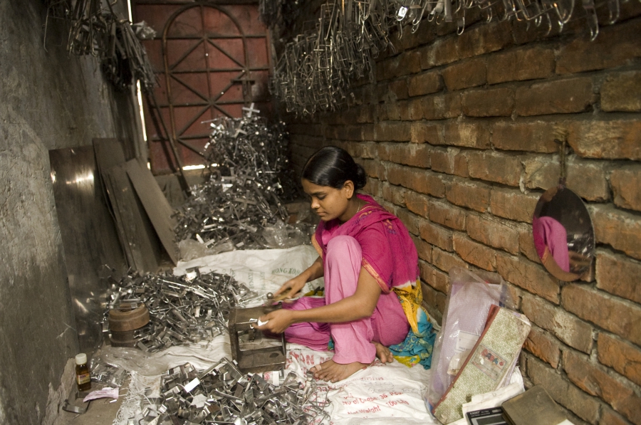 maedchen-verarbeitet-metallteile-bangladesch-c-christof-krackhardt